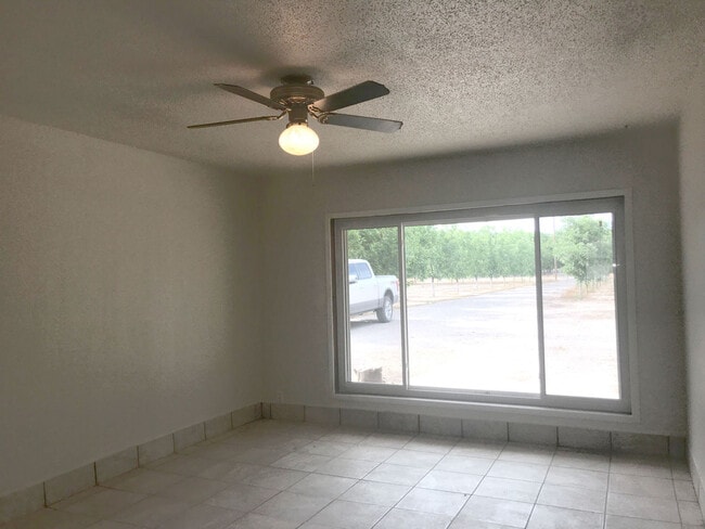 Building Photo - Country Living