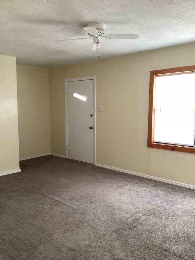Building Photo - Fresh and Brightly Updated 2 Bedroom!  Pets welcome!