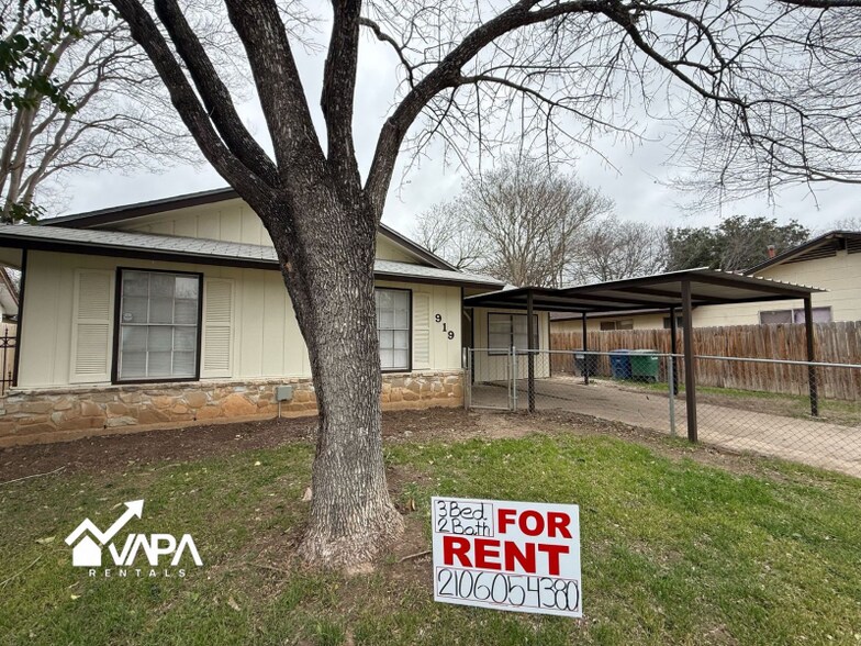 Primary Photo - 919 Green Park St