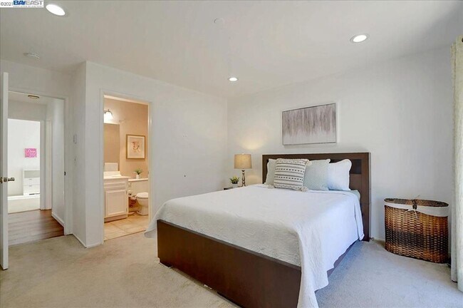 Building Photo - $2,990- GORGEOUS 2 BEDROOM CONDO IN CENTRA...