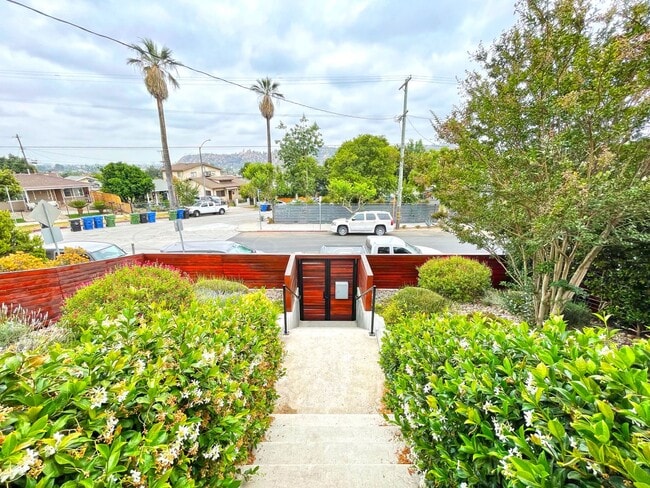 Building Photo - Gorgeous Upgraded Home In Glassell Park Area