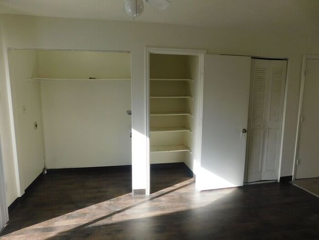 Building Photo - 2 Bed 1 Bath Apartment Centrally Located i...