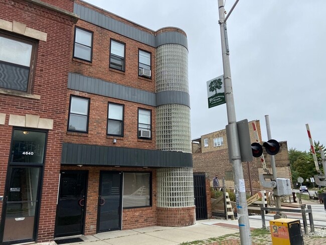 Building Photo - 4642 N Francisco Ave