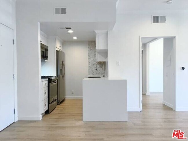 Building Photo - 301 S Swall Dr