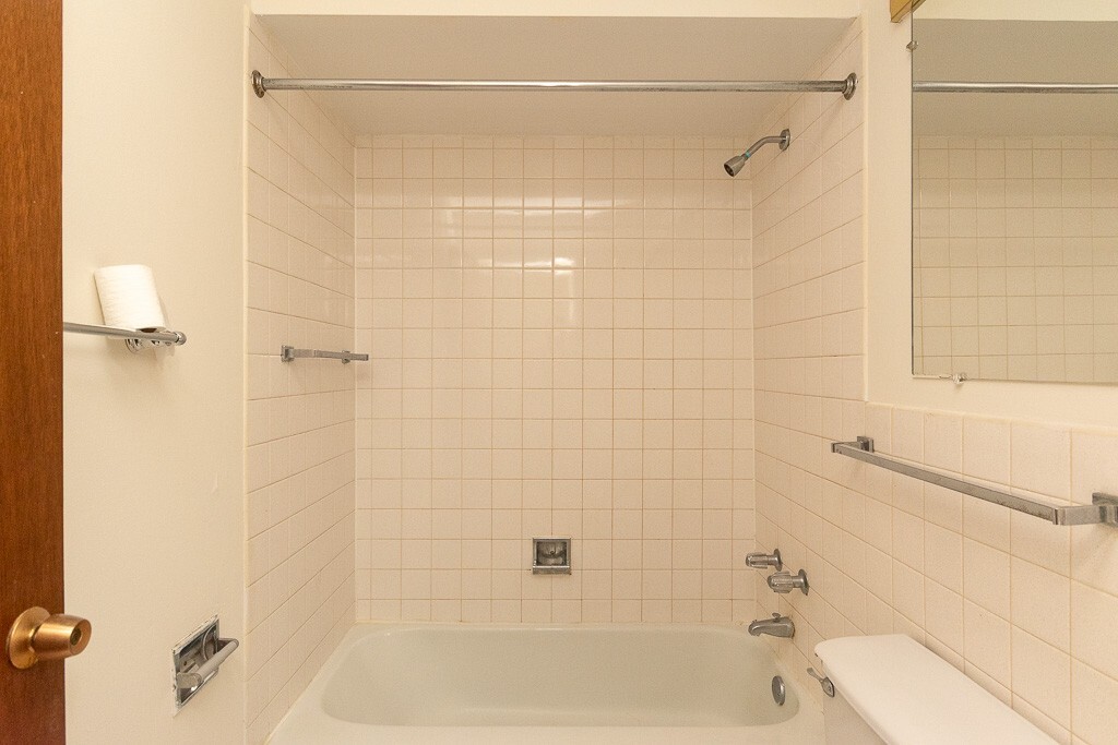 Building Photo - 663 W Grace St