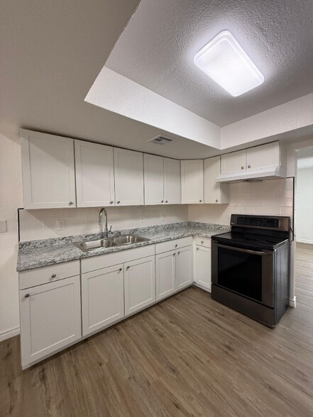 Building Photo - 6614 Robin Forest