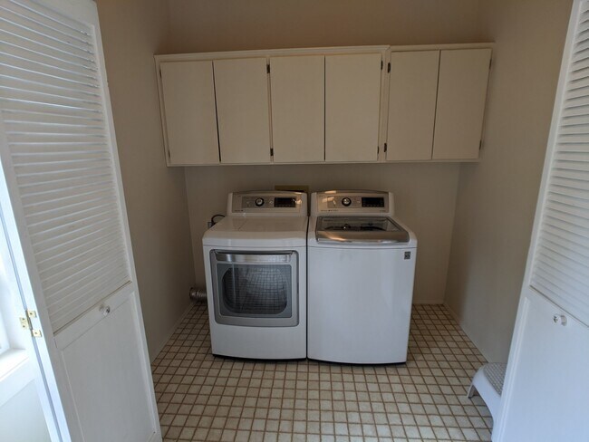 Building Photo - 3 bed 3 bath on 4.8 acres w/ beautiful wat...