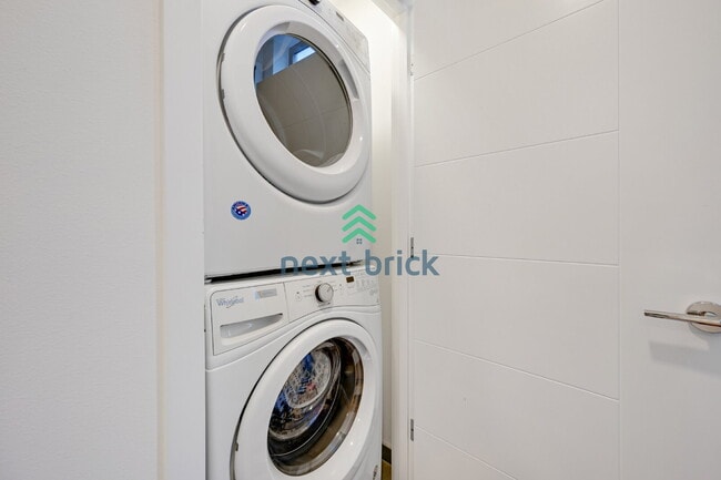 Building Photo - A beautiful 3 bed and 2 bathroom townhouse for rent