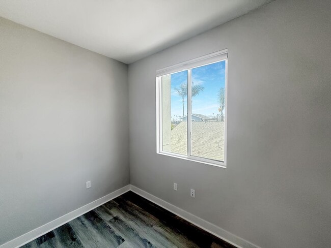 Building Photo - Stunning 3B/2.5BA Townhome in Oceanside fo...