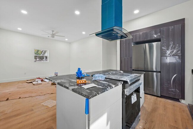 Building Photo - 1044 Grant Way SE