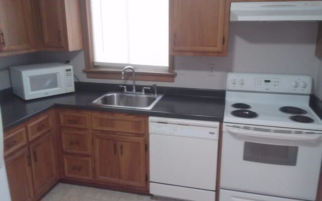 Building Photo - 3 bedroom 2 bath Tri-level Home In western...