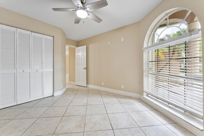 Building Photo - 4868 Kensington Cir