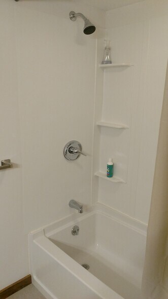 Private bath - 419 King Rd E