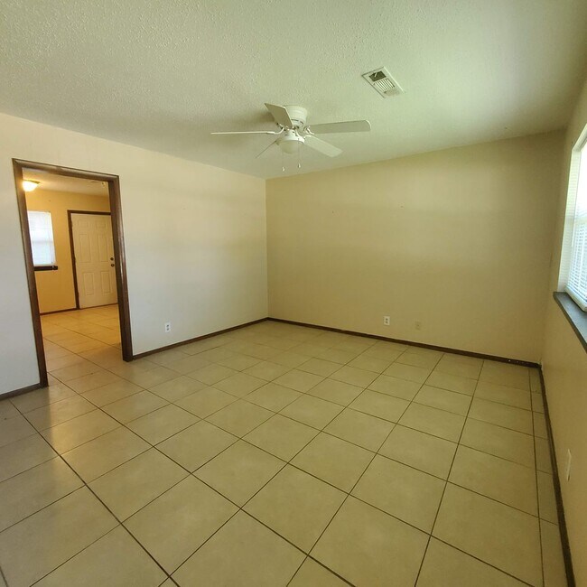 Building Photo - 2429 N Market Ave