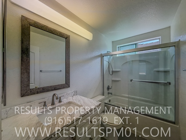 Building Photo - Lovely 4 Bedroom Home in Great Neighborhood