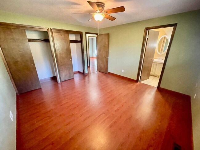 Building Photo - Sprawling 5bd/3bath Split-Level Home | Sto...