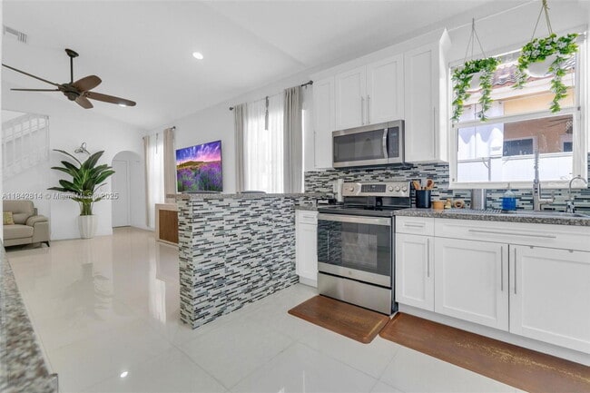 Building Photo - 3920 NE 13th Dr