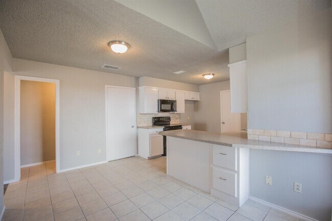 Building Photo - Available to Pre-Lease! Recently Updated 3 Bedroom!