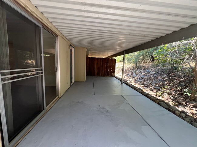 Building Photo - 928