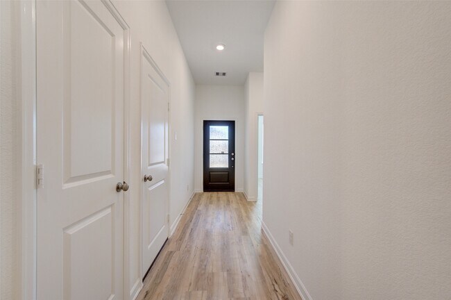 Building Photo - 3330 Meadknoll Ln