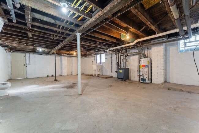 Building Photo - Beautiful 5 Bedroom, 2 Bathroom in Mt.Lebanon- Original Hardwood Floors and Garage