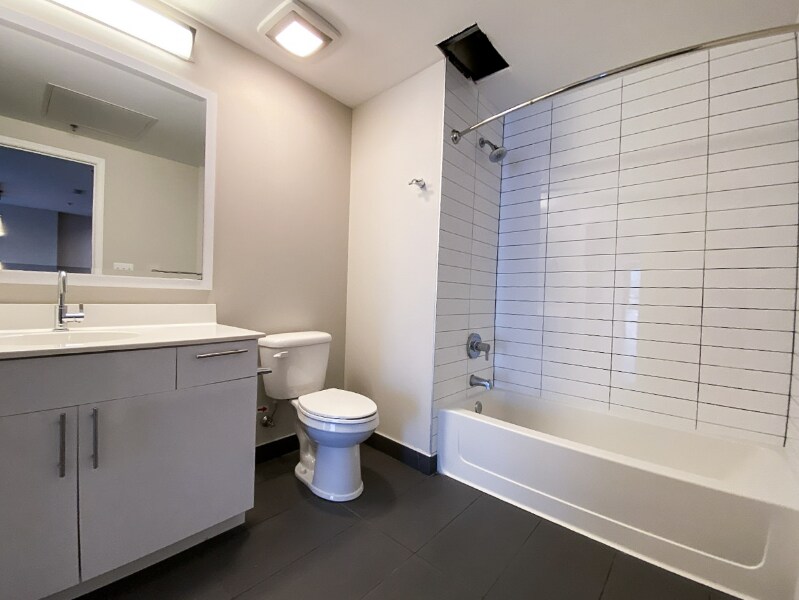 Building Photo - 221 W Scott St