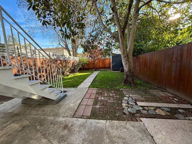Building Photo - Adorable and Historic Home in West Alameda