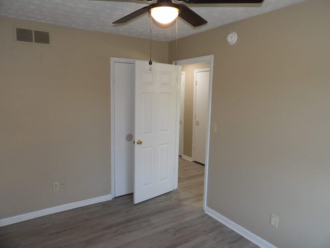 Building Photo - 217 Landings Dr