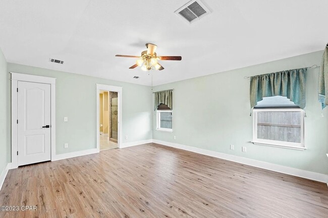 Building Photo - Stunning 4B / 2Bth Lynn Haven, Florida