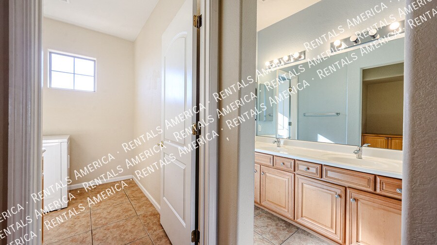 Building Photo - 13601 W Cypress St