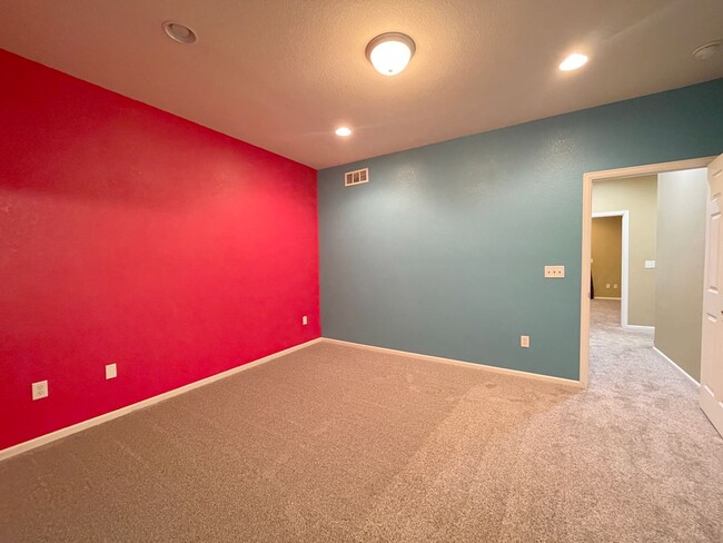 Building Photo - Spacious 2 bedroom townhome with attached ...