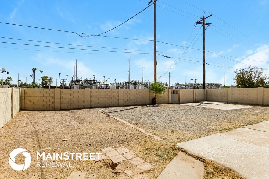 Building Photo - 2325 W Pinchot Ave