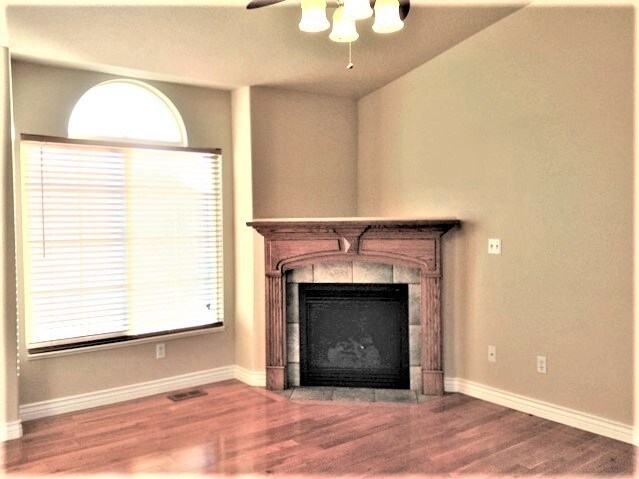 Building Photo - 340 W Oaks Dr