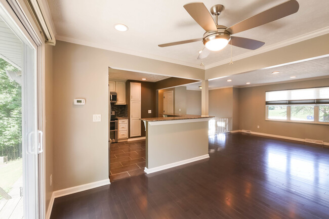 Building Photo - Renovated Singe Family Bi-Level near South...