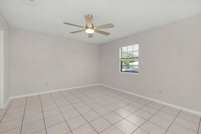 Building Photo - Freshly Updated Gulf Breeze Gem with New Appliances!