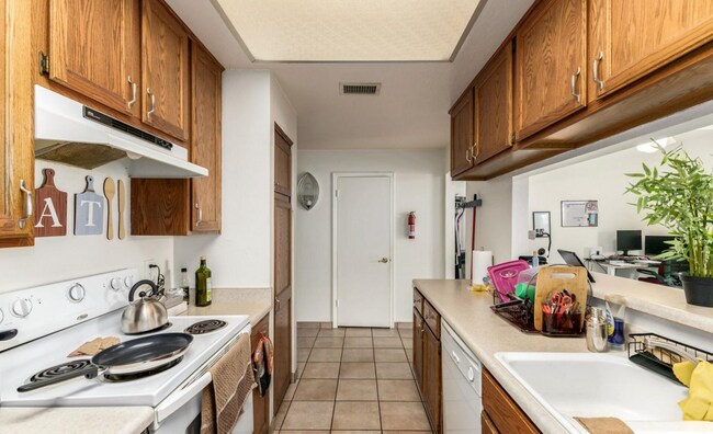 Building Photo - Townes at South Park