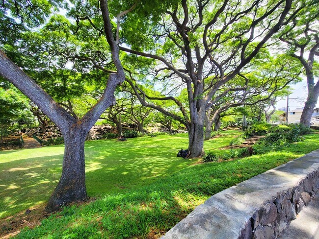 Building Photo - Rarely Available 2BR / 2.5Bath / 2 Parking Carport with 2 Storage Lockers at Nuuanu Streamside!