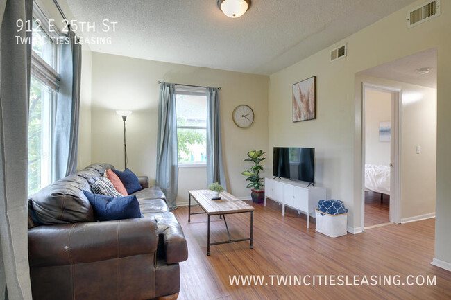 Building Photo - Updated 3 bed, 1 bath Apartment - With on-...