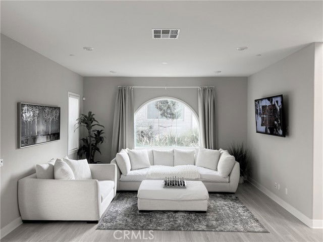 Building Photo - 116 Scale