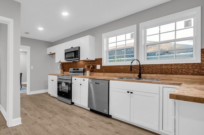 Building Photo - 1402 3rd Ave N