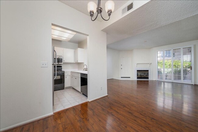 Building Photo - GREAT CONDO CLOSE TO VALENCIA MALL!