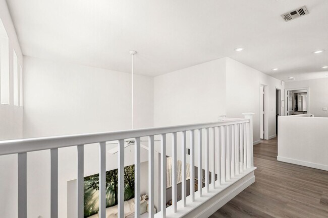 Building Photo - Beautifully Updated 3 Bedroom Southeast Ve...