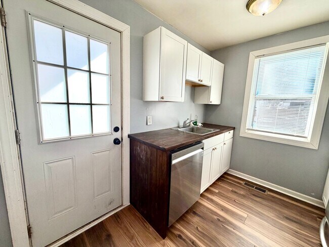 Building Photo - Central Location to Huntsville!