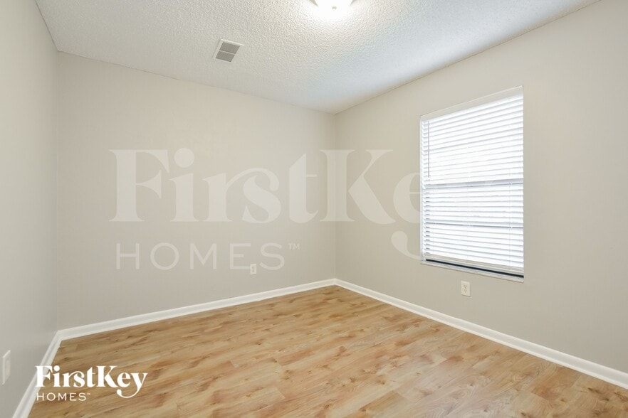 Building Photo - 2526 Needle Palm Dr