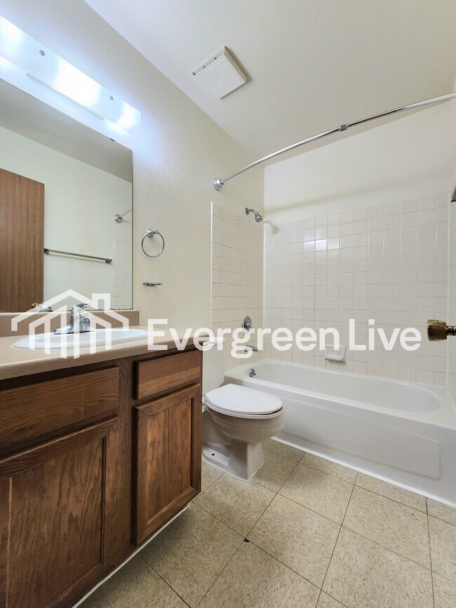 Building Photo - 213 Raven Dr