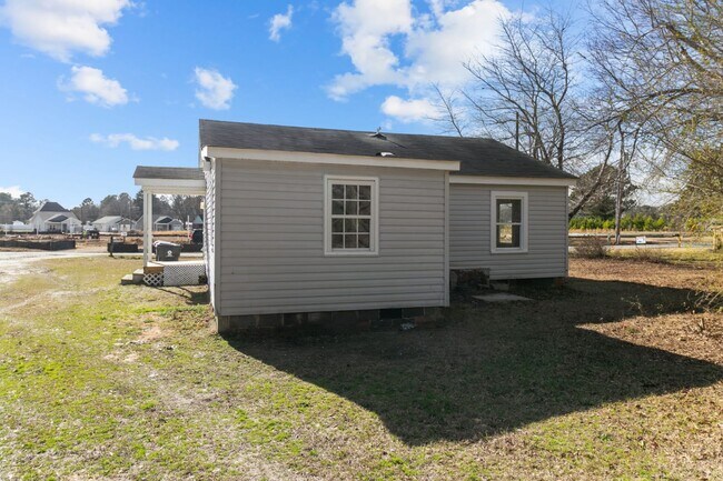 Building Photo - 610 Wondertown Dr