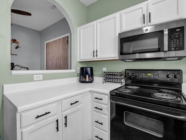 Building Photo - Cute- two bedroom townhome