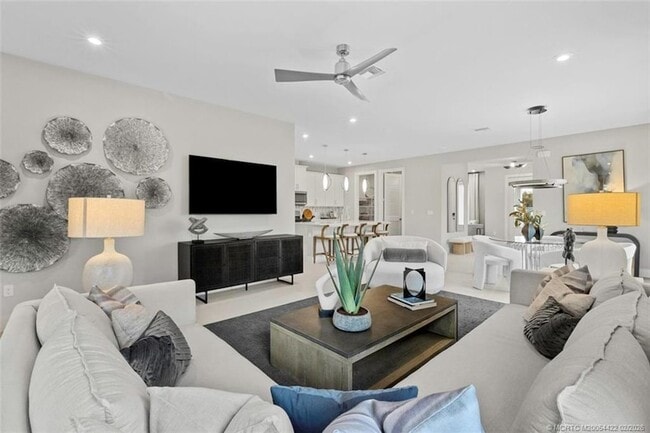 Building Photo - 823 SW Pr Ave