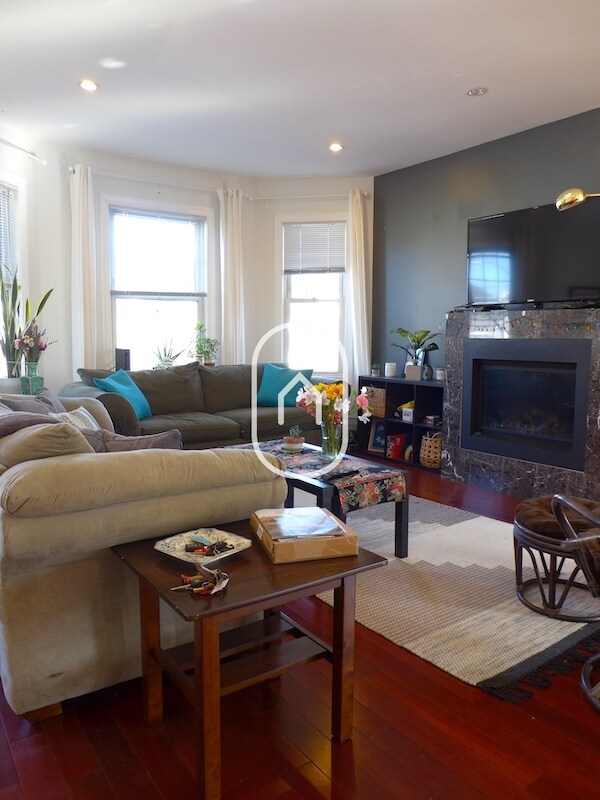 Building Photo - 26 Turner St