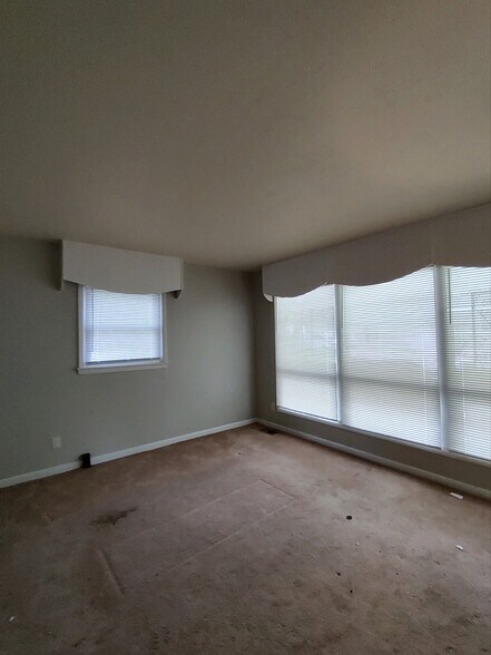 Living Room - 808 Carlisle St